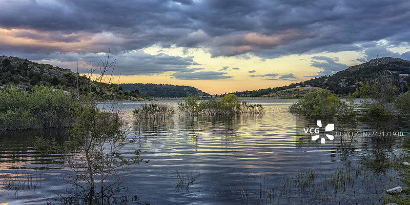 日落时分，湖泊与天空构成的美丽风景图片素材