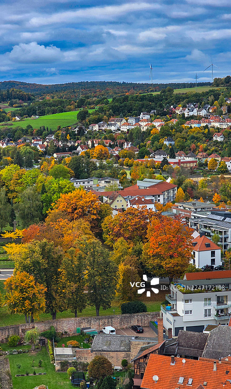 俯瞰德国巴特赫斯费尔德小镇，秋叶绚烂，天空多云图片素材