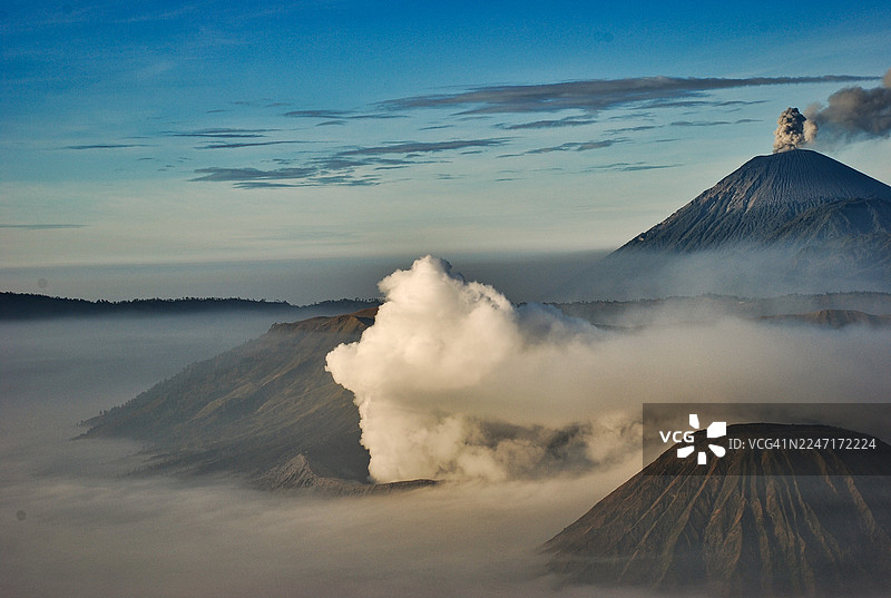 印尼布罗莫火山喷发，雾气缭绕，蓝天下的风景图片素材