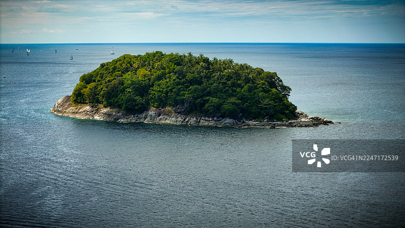 安达曼海上郁郁葱葱的绿色岛屿，碧空下远处的帆船图片素材