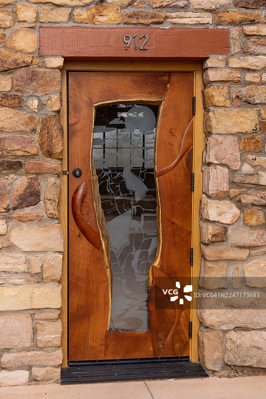 手工木门，饰有蚀刻峡谷玻璃镶板，大峡谷村图片素材