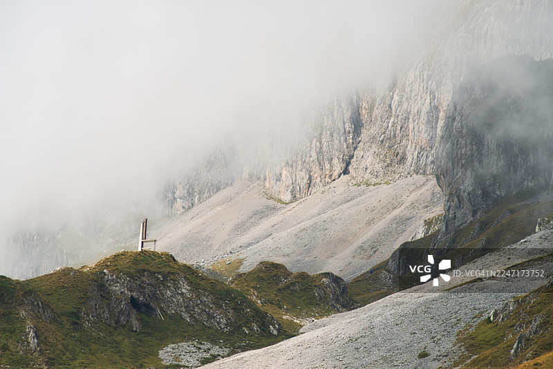 意大利科尔雷的普雷索拉纳山口，山顶草地上建有木质建筑，笼罩在薄雾之中图片素材