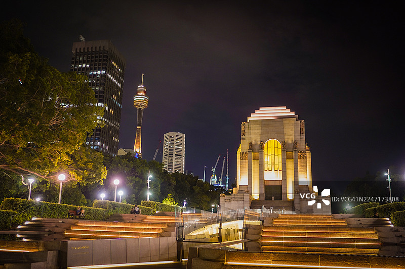 澳大利亚悉尼，低角度仰视悉尼夜空中的灯光璀璨的建筑和澳新军团纪念馆。图片素材