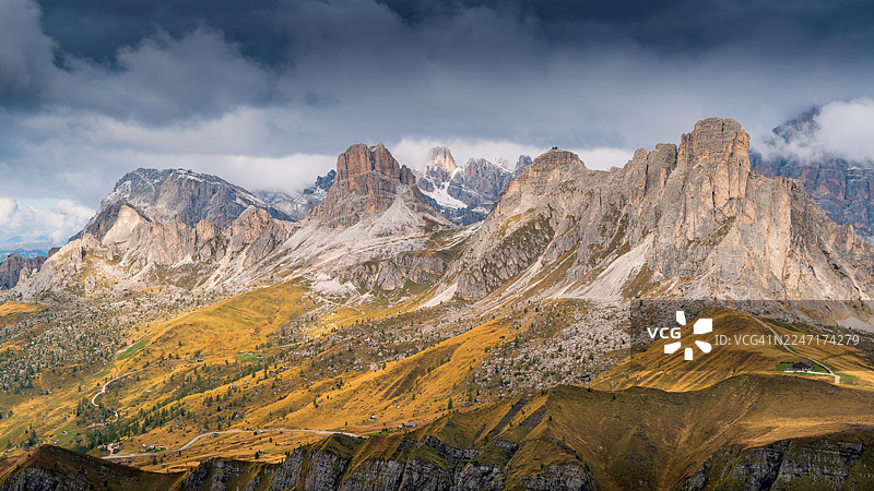 意大利圣维托迪卡多雷，贾乌山口，壮丽雪山金山与戏剧性天空的全景图片素材