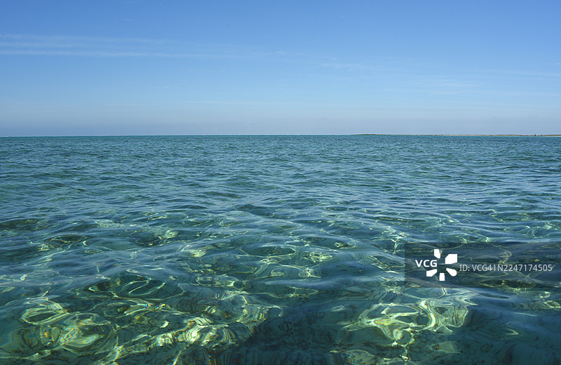 晴朗的夏日，在蔚蓝天空的映衬下，清澈碧绿的海水呈现出绝美的巴哈马风光图片素材