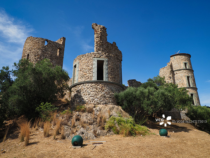 法国格里莫，晴朗蓝天下古老的城堡石砌遗址，阳光明媚的一天，低角度仰视图片素材