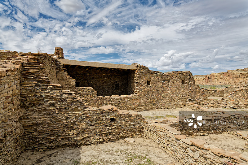 新墨西哥州查科峡谷古普韦布洛遗址在动态天空下的景象图片素材