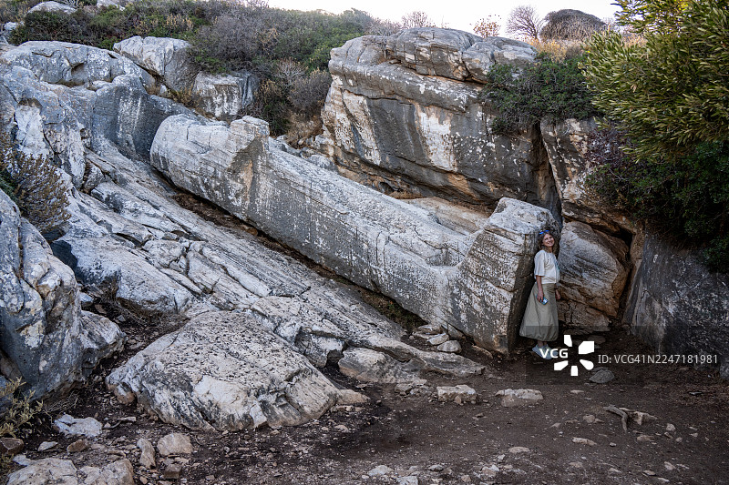 希腊阿波罗纳斯（纳克索斯岛）古老大理石采石场中未完工的科洛斯雕像（狄俄尼索斯巨像）。图片素材