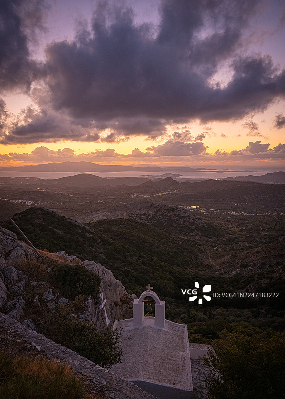 在希腊纳克索斯岛山顶的教堂欣赏日落。图片素材