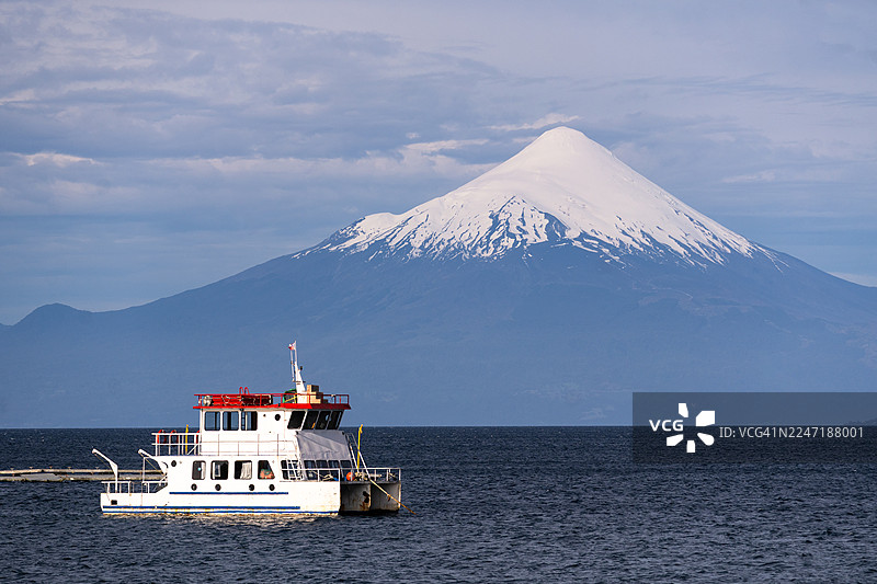 智利巴拉斯港兰基休埃湖上的旅游船图片素材
