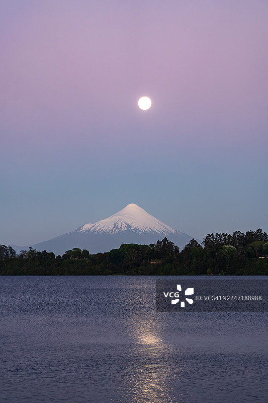 智利奥索尔诺火山上方的超级月亮图片素材