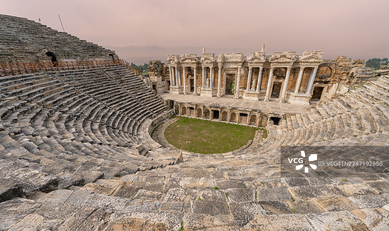 俯视土耳其棉花堡马哈勒西古罗马圆形剧场，背景为阴云密布的天空图片素材