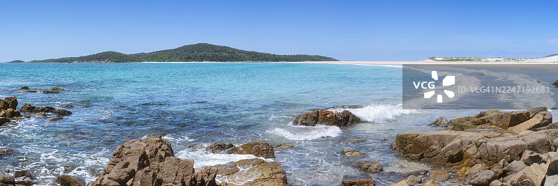 澳大利亚斯蒂芬斯港，一幅宁静热带海滩的全景图，拥有碧绿的海水、多岩石的海岸线和湛蓝的天空图片素材