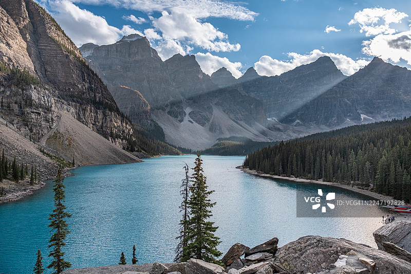 加拿大艾伯塔省班夫国家公园的莫林湖风光，有雪山、松林和阳光，路易斯湖图片素材