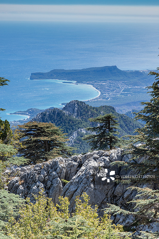 晴朗天气下，从山顶俯瞰地中海和海滨小镇的风景，土耳其安塔利亚图片素材