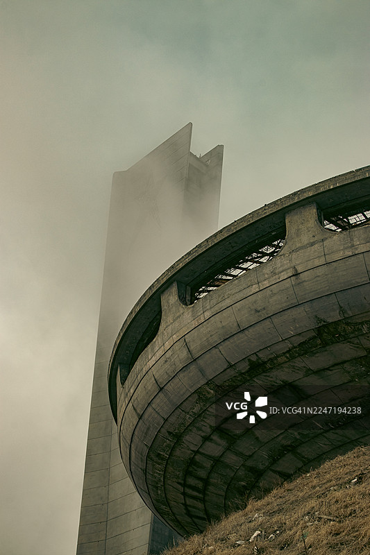 保加利亚卡赞勒克，保加利亚，布兹卢德扎纪念碑在阴沉天空下的低角度视角图片素材