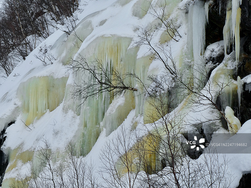从高处俯瞰冬季的冰封景象，有冰瀑和光秃秃的树木，地点：挪威卡拉斯约克，迪努盖德努图片素材