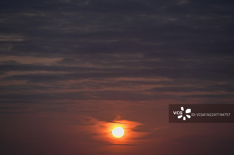 挪威哈马尔斯维恩，日落时分戏剧性的低角度天空视角图片素材