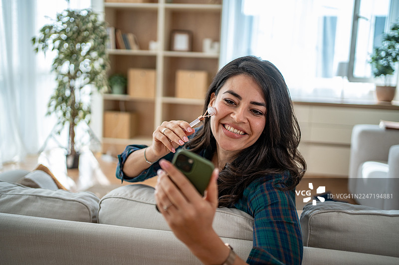 女子在进行视频通话时使用面部滚轮图片素材