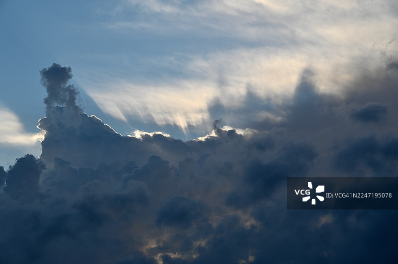 意大利维埃斯泰，哥伦布海滨大道，蓝天中透出阳光的乌云戏剧性低角度景观图片素材