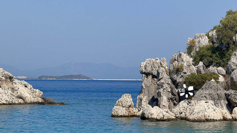 土耳其卡尔科瓦，地中海海景，岩石海岸线和晴朗蓝天图片素材