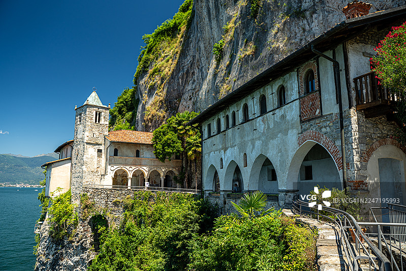 从低角度拍摄的圣卡特里娜德尔萨索隐修院，它依悬崖而建，俯瞰着意大利马焦雷湖，圣卡特里娜德尔萨索，意大利，圣卡特里娜德尔乔尼奥图片素材