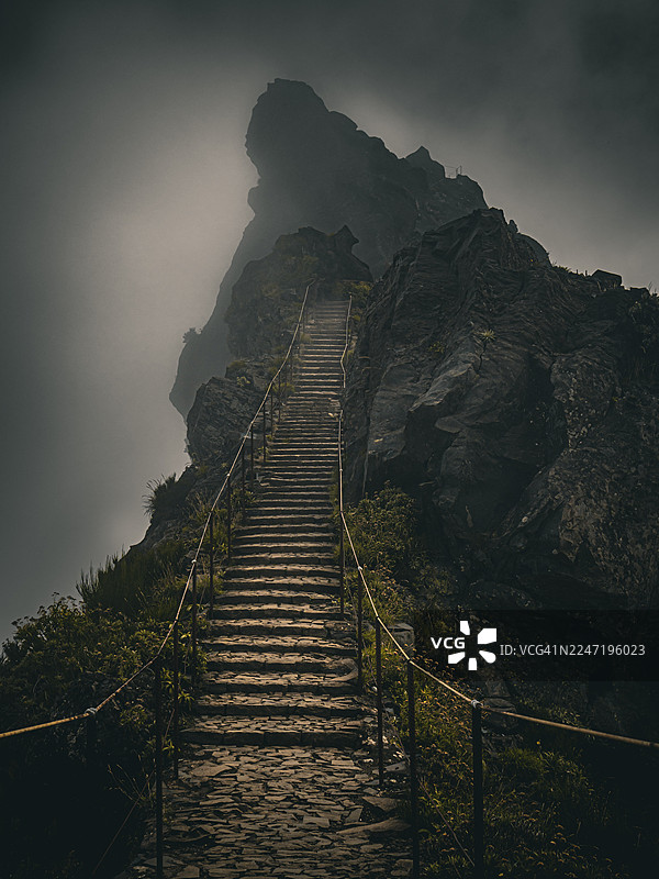 古老的石阶蜿蜒而上，通往雾气缭绕、崎岖的山路，营造出神秘和旅途的意境，葡萄牙图片素材