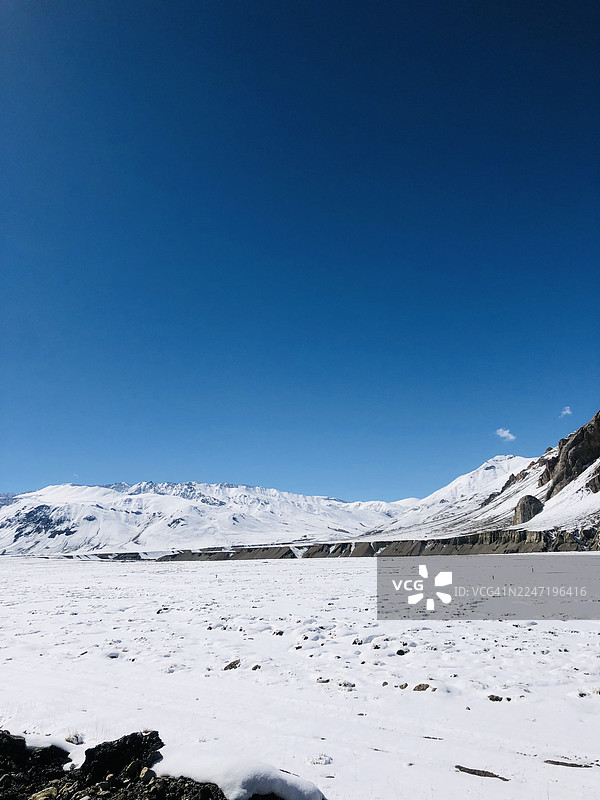 湛蓝晴空下的雪山风光图片素材
