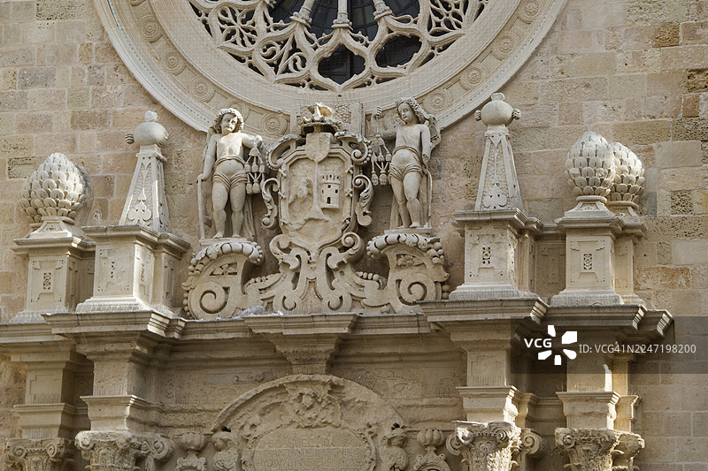 奥特兰托大教堂入口上方的石雕装饰图片素材