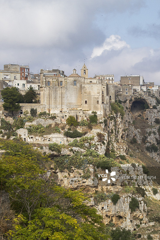 建在悬崖边的马多纳德拉布鲁诺大教堂图片素材