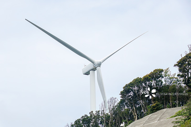 南伊豆的山口公路——层云峡线。一条崎岖的山路蜿蜒穿过茂密葱郁的森林,全长约10公里。沿途可见小神社以及大型风力发电厂的设施。图片素材