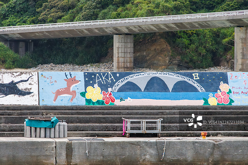 当地儿童创作的可爱港口艺术。我们抵达了庆良间群岛阿嘉岛的阿嘉港。乘坐高速喷射船前往渡嘉敷岛。我们登上了Queen Zamami 3号船。图片素材