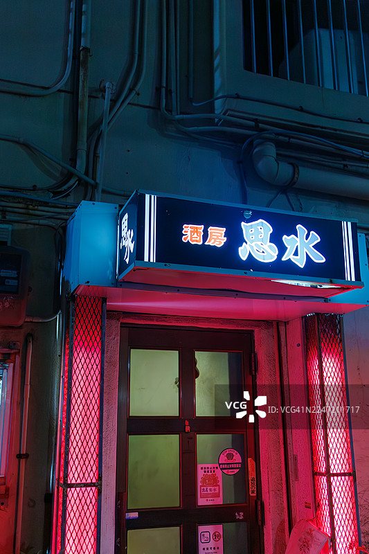 许多商店都有引人注目的招牌。小吃店和酒吧的招牌。图片素材