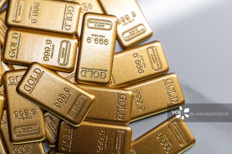 散落的黄金，展示财富管理、投资选项和价值保值。图片素材