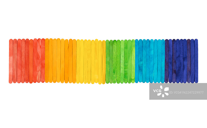 许多彩色的木头，孤立在白色背景上，保存剪切路径。图片素材