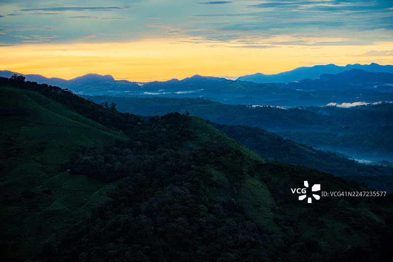 日出时分，喀拉拉邦穆纳尔的云景与山谷景观图片素材