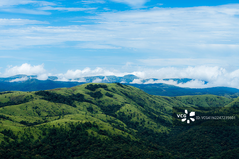 地平线之上山谷的高地视角图片素材