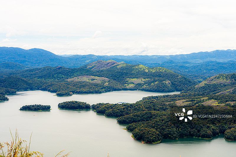 山顶俯瞰山谷图片素材