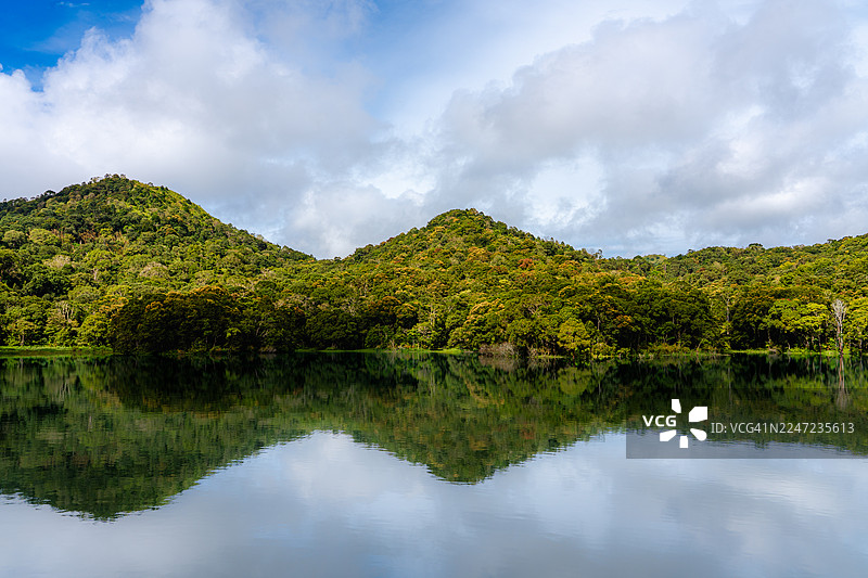 佩里亚尔湖，泰卡迪，喀拉拉邦的山丘与云彩的几何倒影图片素材