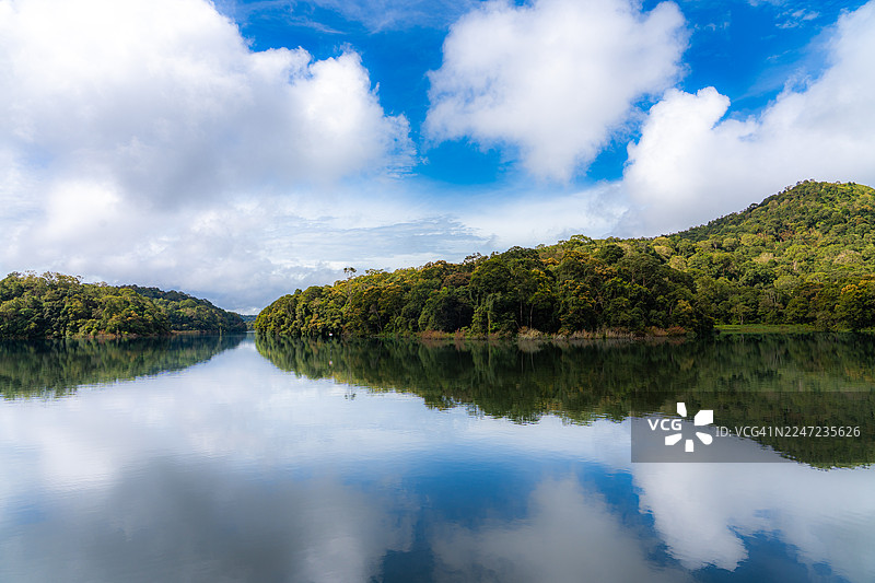 佩里亚尔湖、泰卡迪、喀拉拉邦的山丘和云彩的几何倒影图片素材