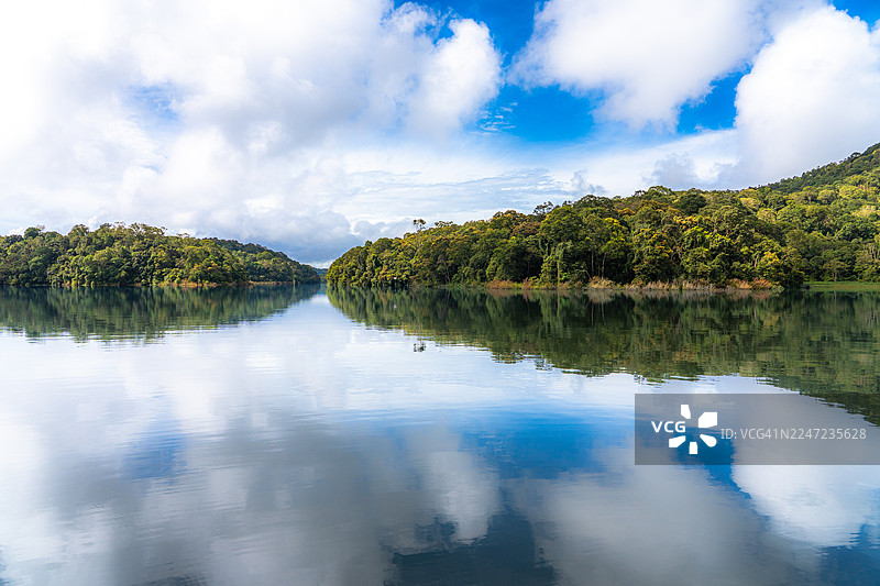 佩里亚尔湖、泰卡迪、喀拉拉邦的山丘和云彩的几何倒影图片素材