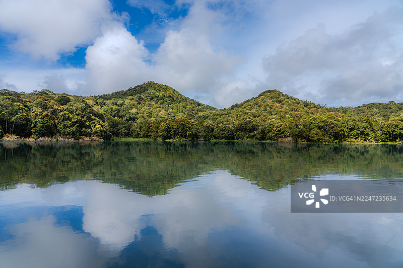 佩里亚尔湖、泰卡迪、喀拉拉邦的山丘和云朵的几何倒影图片素材