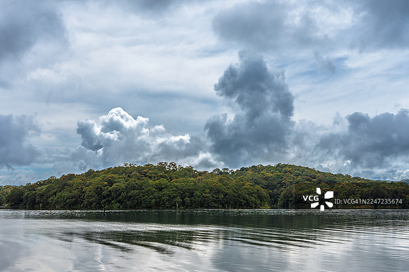 印度喀拉拉邦佩里亚尔湖国家公园，戏剧性的天空和景观。图片素材