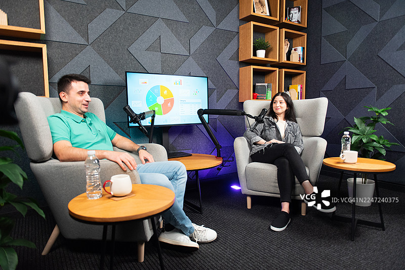 播客中的男人和女人图片素材