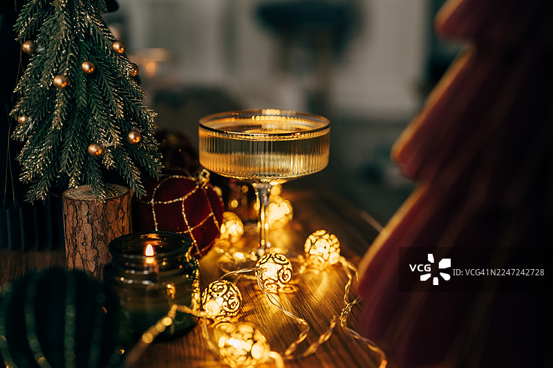 圣诞节和香槟庆祝。新年节日装饰的餐桌。图片素材