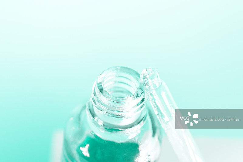 滴管瓶特写，瓶口敞开，滴管置于瓶边，干净的审美风格，适用于护肤品、药品或实验室用途图片素材