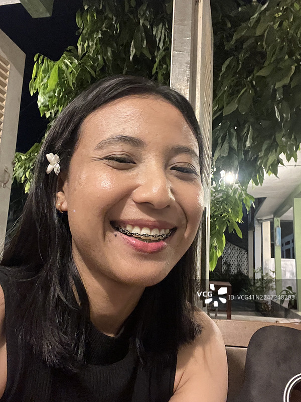 戴着牙套的亚洲美女开心地笑着图片素材