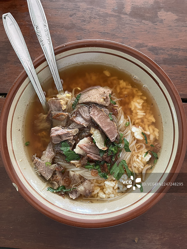 印尼牛肉汤（Soto Sapi）特写，盛在碗中图片素材