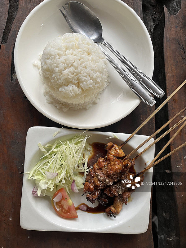 传统印尼兔肉沙爹配蒸米饭图片素材