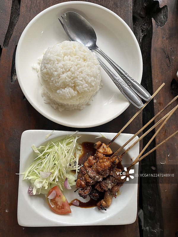 传统印尼兔肉沙爹配蒸米饭图片素材